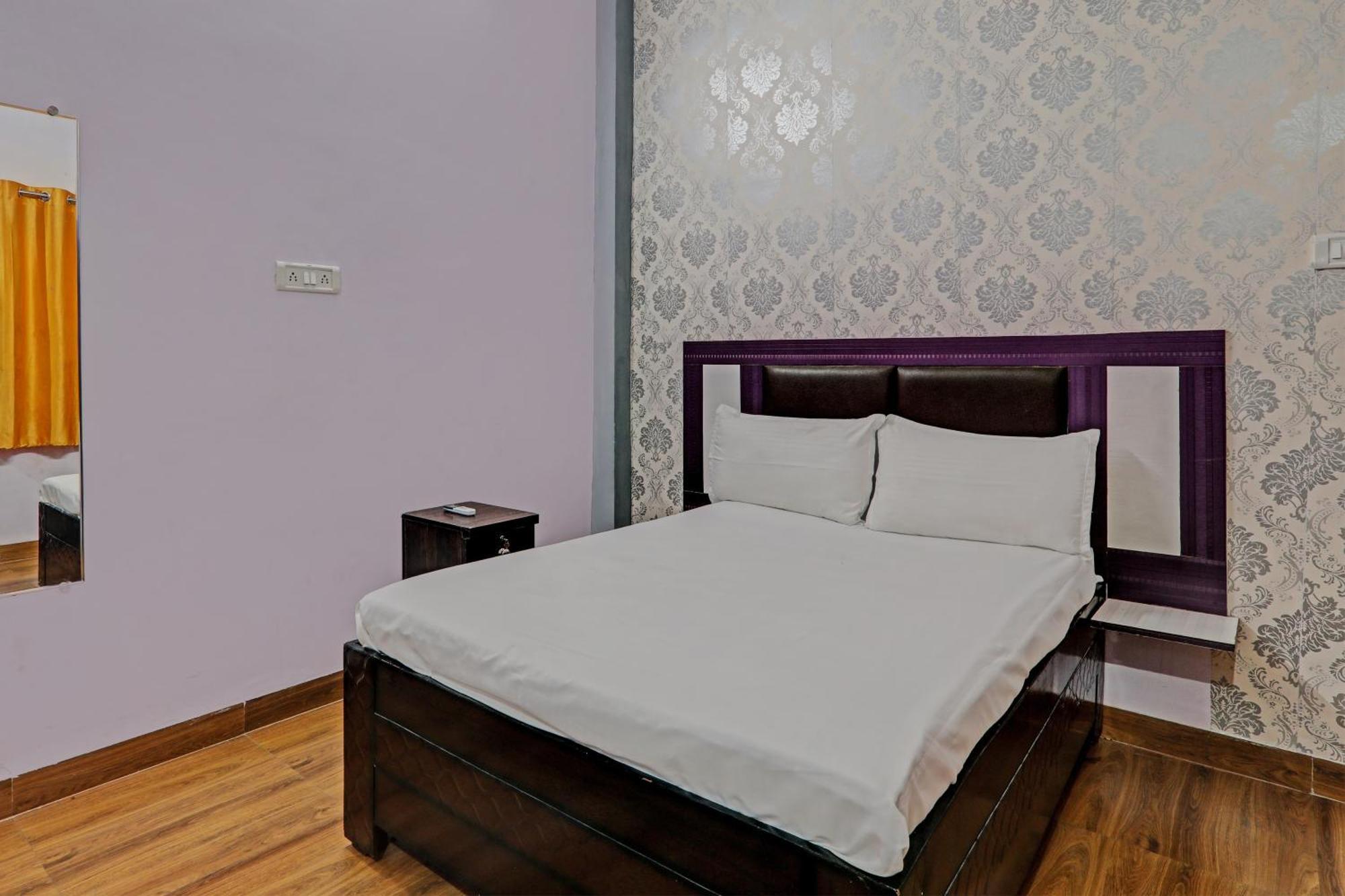 Oyo Hotel Crown Lucknow Zewnętrze zdjęcie